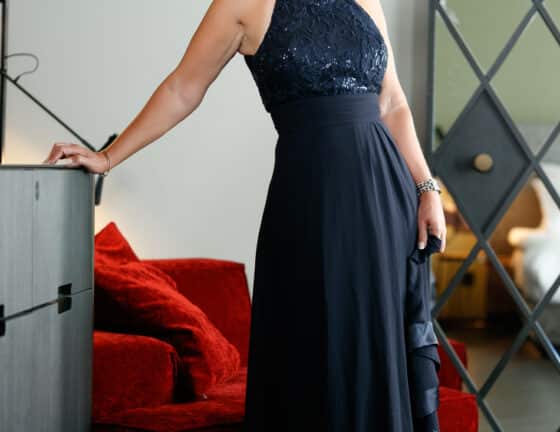 Escort Dame Toni Escort Service Hamburg dunkelblaues Abendkleid