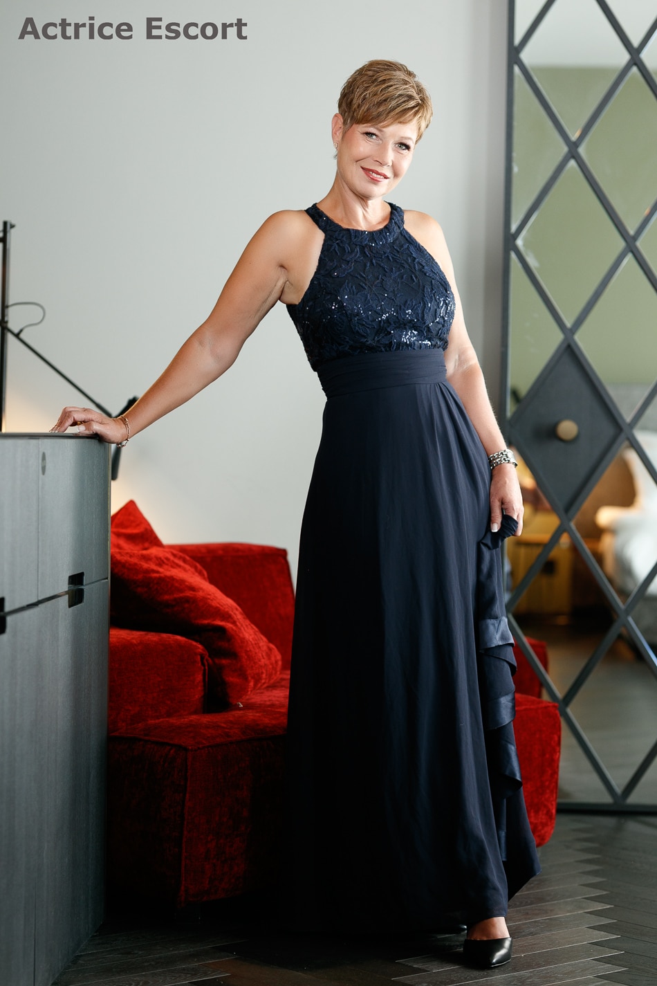 Escort Dame Toni Escort Service Hamburg dunkelblaues Abendkleid